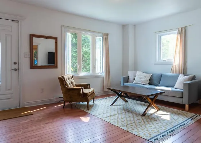 Bright And Spacious 2 Bedroom Home!