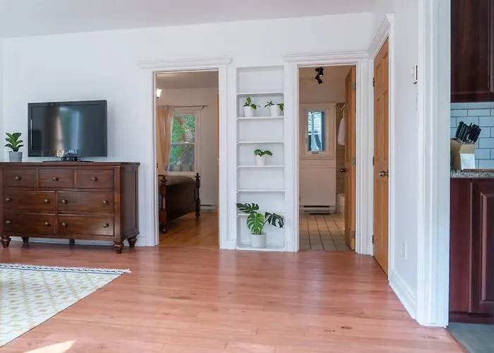Bright And Spacious 2 Bedroom Home!
