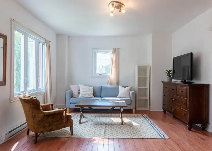 Bright And Spacious 2 Bedroom Home!